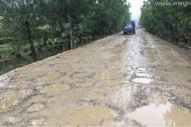 梦到下雨走泥泞路并过去了