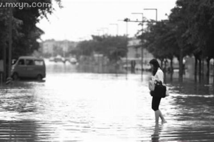 梦见下雨了路上都是泥