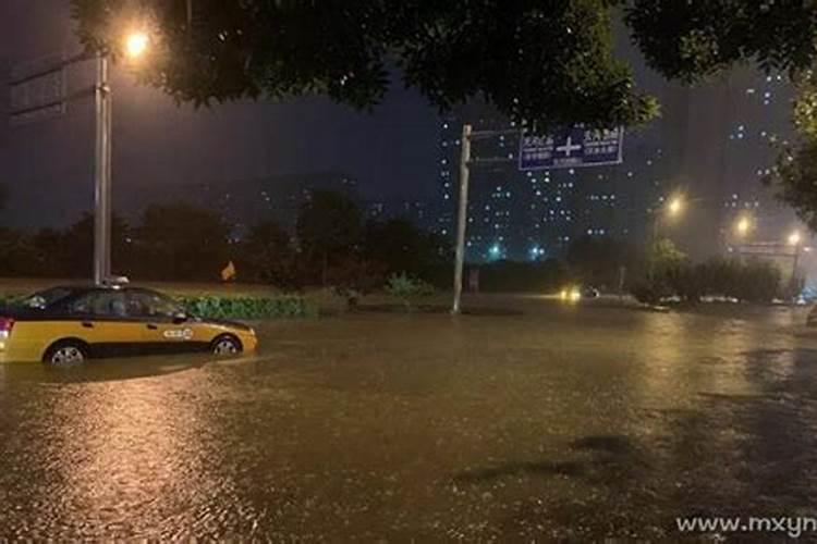 女人梦见下雨路上全是泥巴水