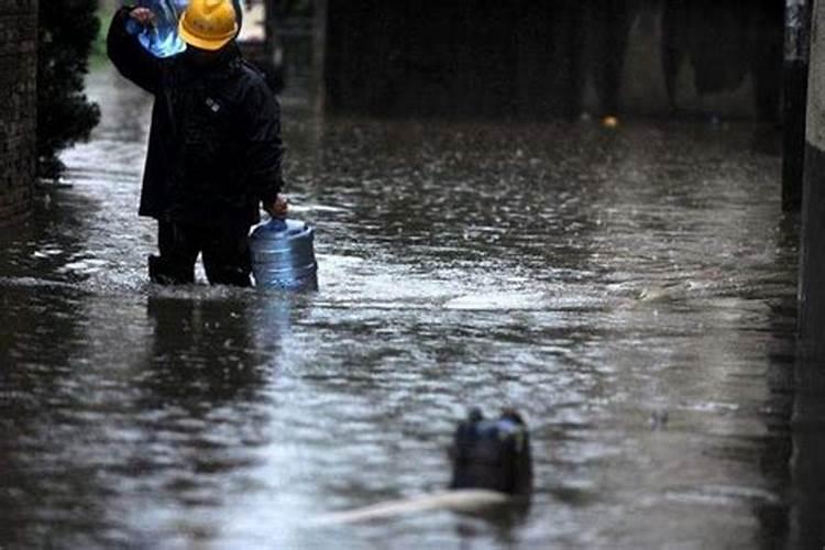 女生梦到暴雨洪水