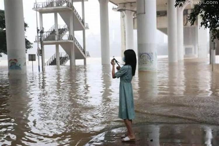 女人梦见下暴雨涨水淹路