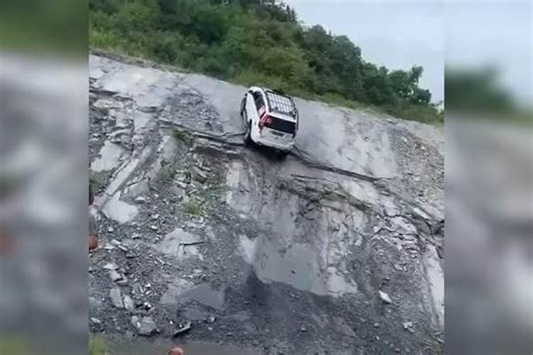 梦见自己骑车差点掉河里死了好不好呢周公解梦