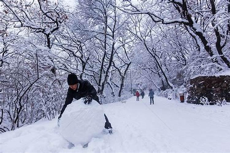 梦到下好大雪好冷在往高处爬