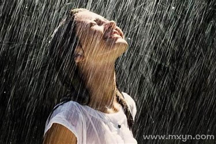 女人梦见在雨中行走淋湿