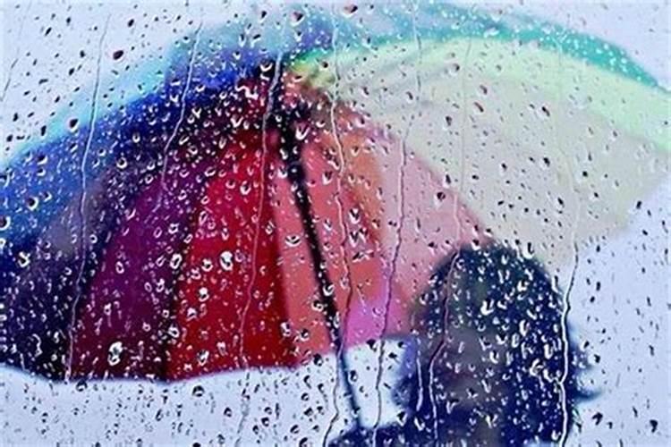 女人梦见在雨中行走,但没有淋湿