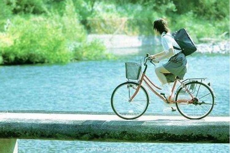 梦见自己骑自行车差点掉河里