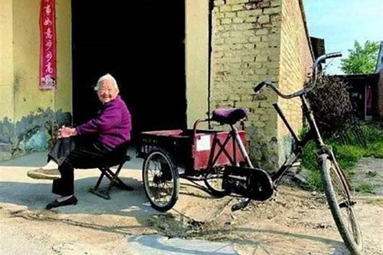 梦见在老家的奶奶骑三轮车带我