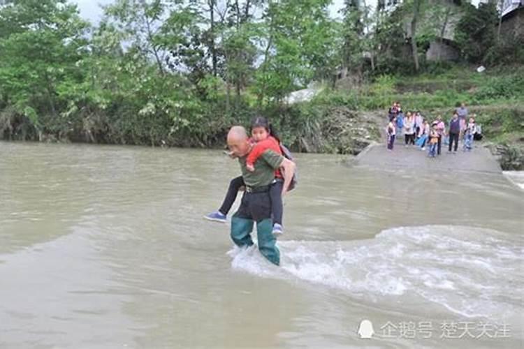 梦见从卫生间下水道掏出垃圾