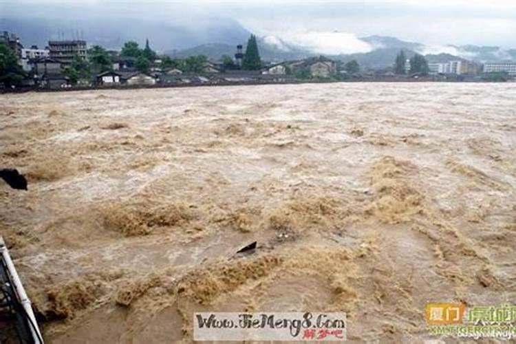 梦见水灾来临大逃亡