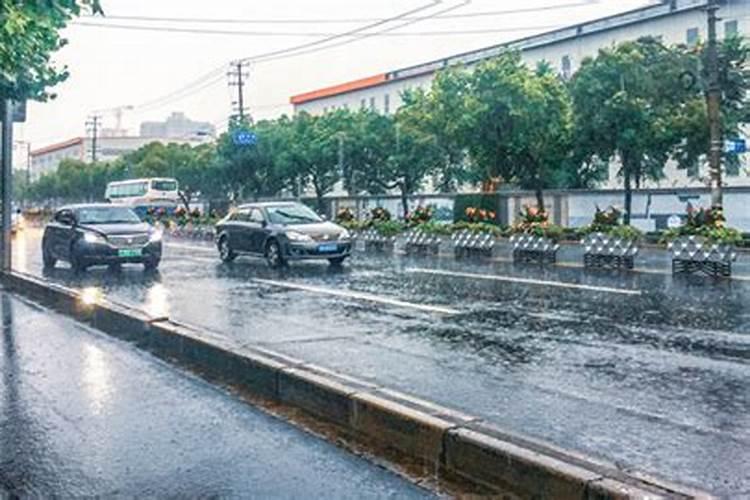 男人梦见下雨什么意思解梦