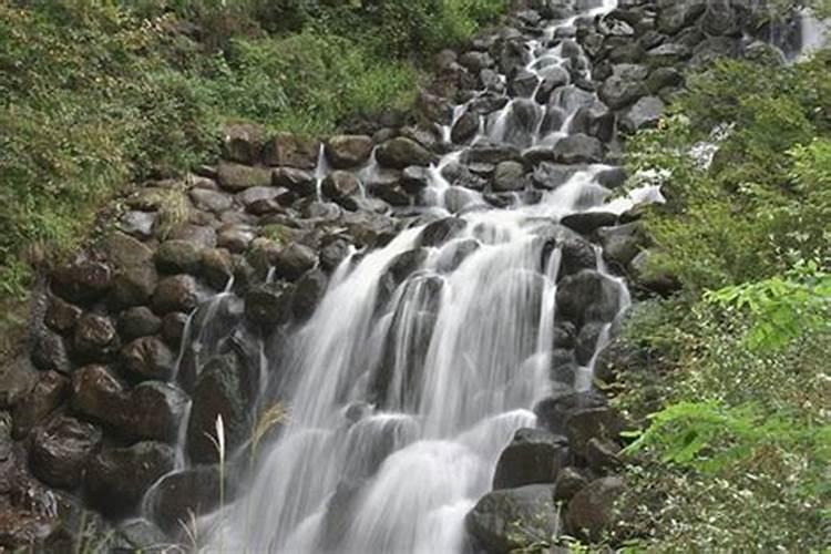 梦见清澈的水从山坡上流下来