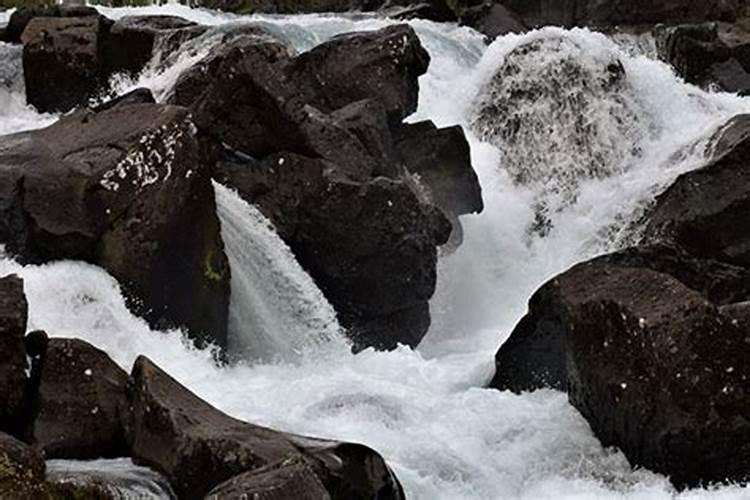 梦见地震拼命跑到山上平地