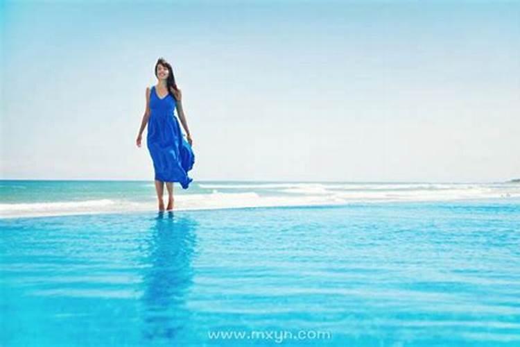 女人梦见海水很蓝很美海浪很大