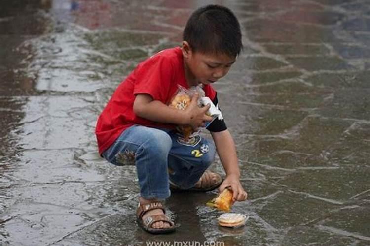 梦见自己捡到小孩子又还给人家了