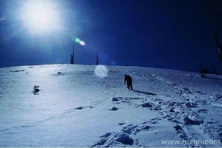 女人梦见雪地走路