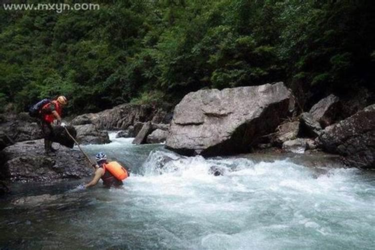 梦见过河水流太急过不去