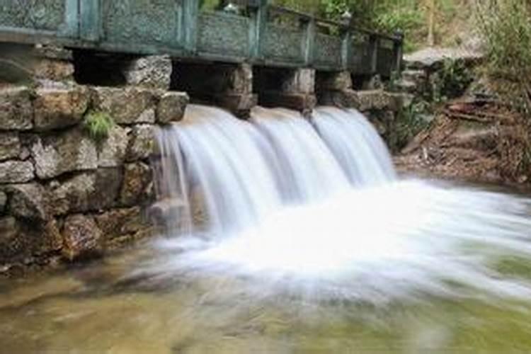 梦见过河水流太急过不去