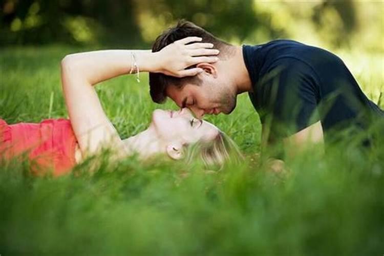 女生梦见和女生接吻意味着什么意思