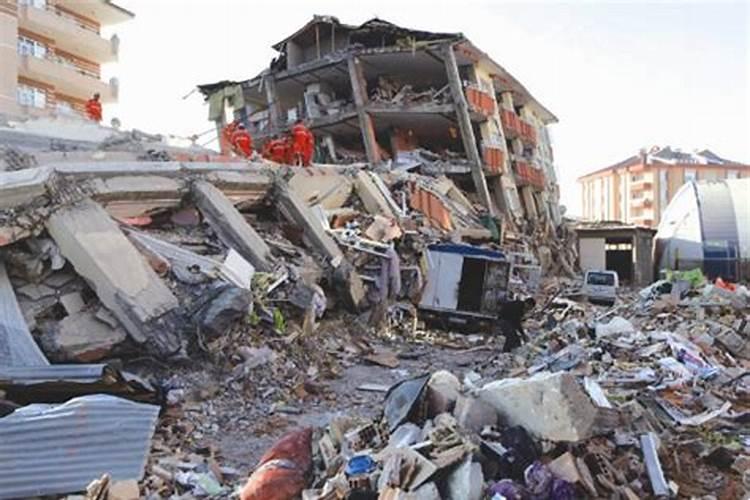 梦见地震和家人逃跑自己差点被砸到了什么意思