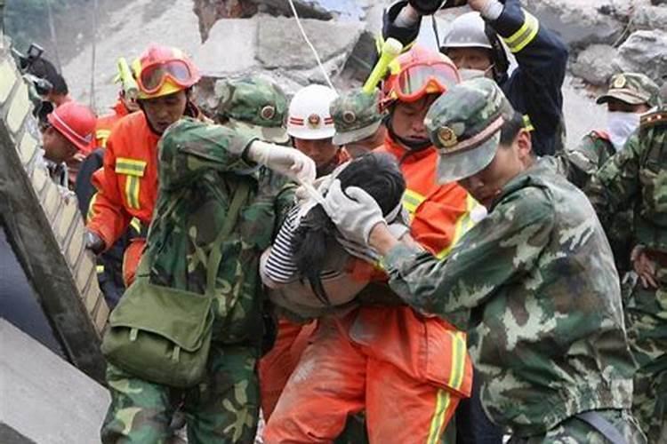 梦见地震自己跑回去救家人