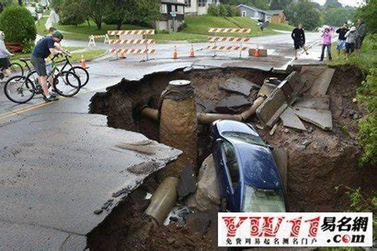 梦见地震地陷和很多人一起逃跑