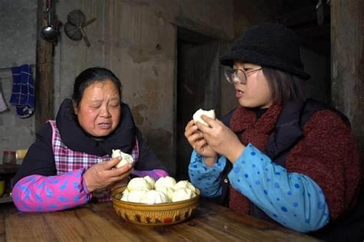 梦见娘家妈在做饭