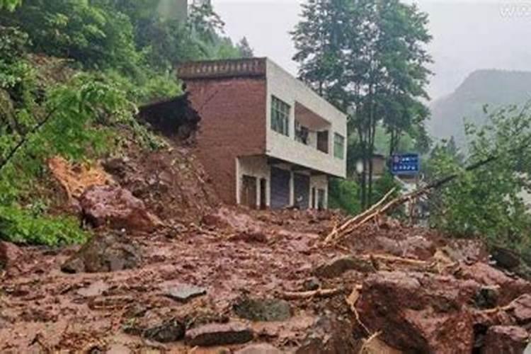 已婚女人梦见狂风暴雨把房屋倒塌