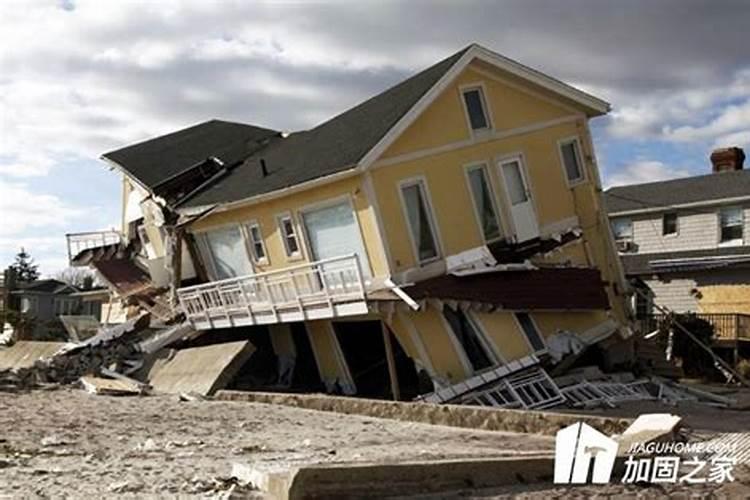 梦见地震好多房子倒塌,但自己家的没事