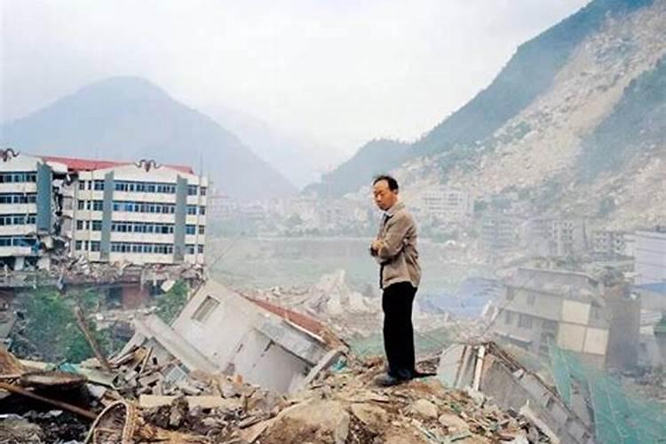 梦见地震自己救了很多人但自己被埋了一个人