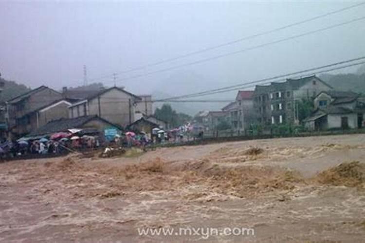 梦见大洪水和地震