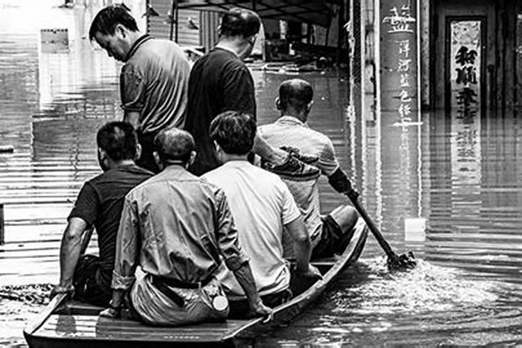 女人梦见下大雨发洪水好不好