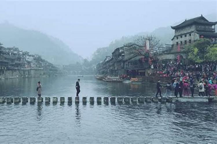 梦见自己淌着雨水走路