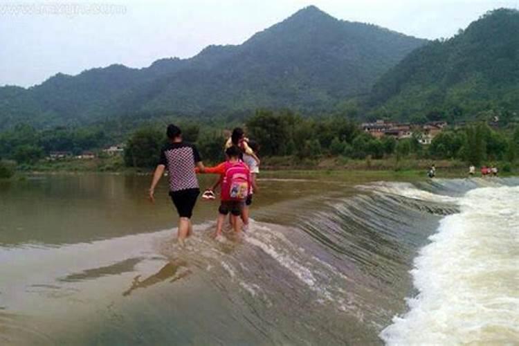 梦到下雨淌水走路