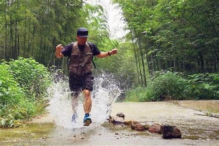 梦见在雨水里走路是什么意思