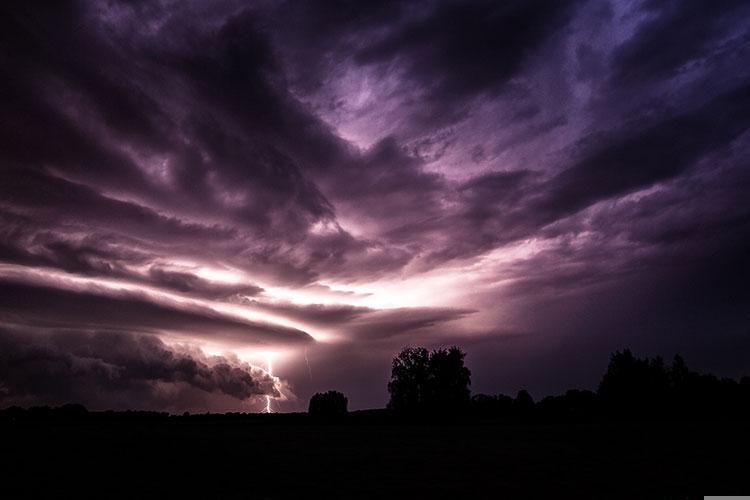 梦见地震往外跑遇见大雨什么意思