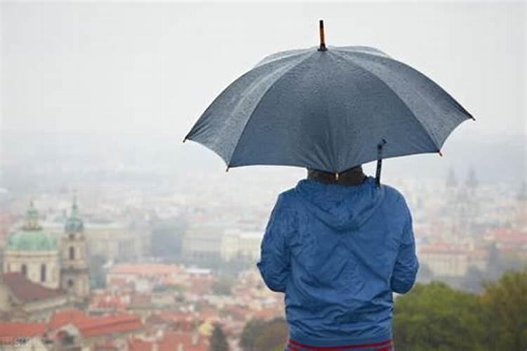 女人梦见下雨打伞然后伞坏了