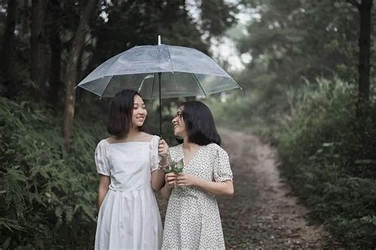 女人梦到下雨打雨伞啥意思