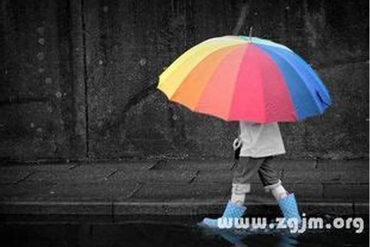 女人梦见下雨打伞走路