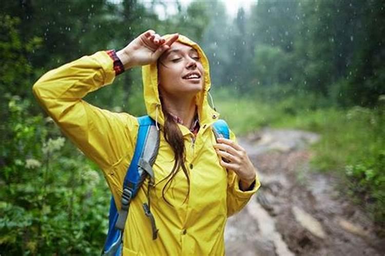 梦见雨特别大,在雨中往前走