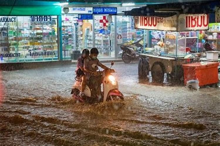 梦到下雨发水挡住我的路