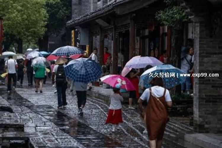 梦到快要下雨了奔跑躲雨