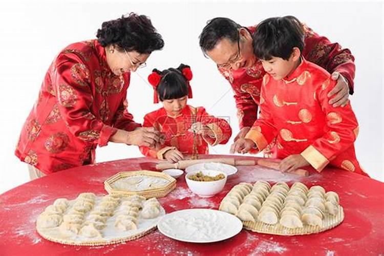 梦见婆家一家人在一起包饺子