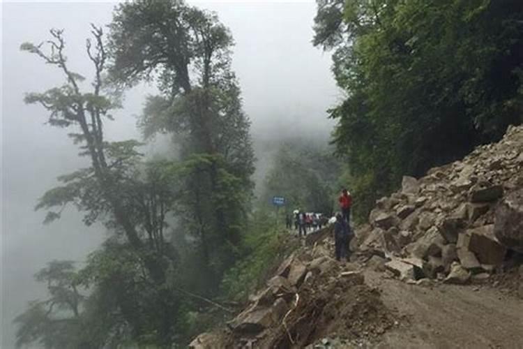 梦见地震大山移动崩塌