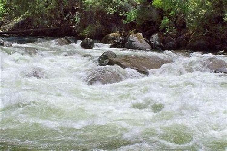 梦见河水上涨过不去河