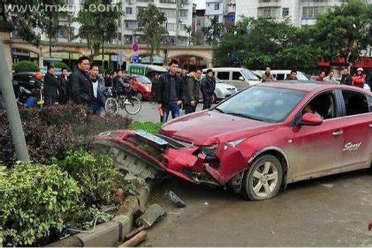 梦见别人车祸是什么预兆呢