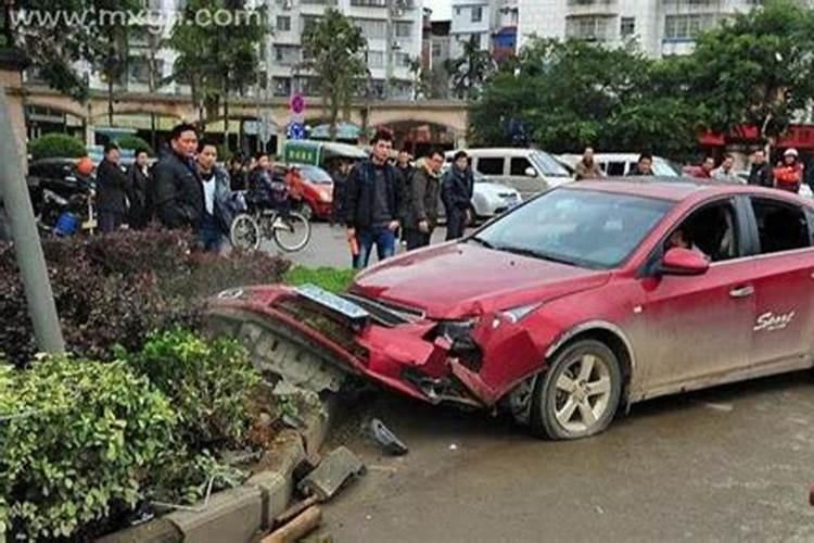 梦见别人车祸是什么预兆呢