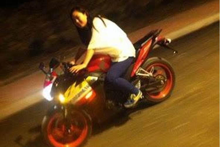女生梦见自己骑摩托车