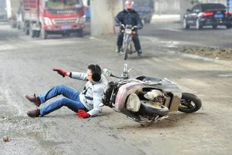 女生梦见自己骑摩托车摔了