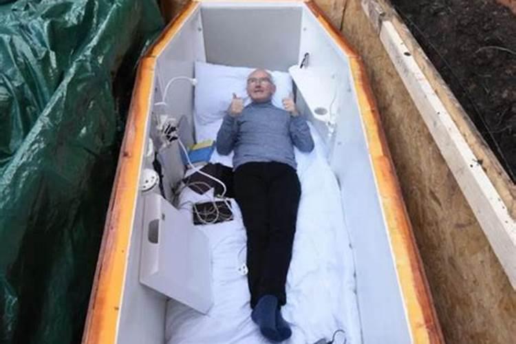 梦见过世的老人睡在棺材里好不好