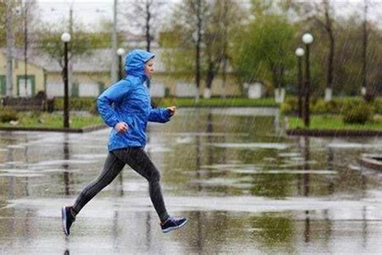 梦见下雨了自己在跑